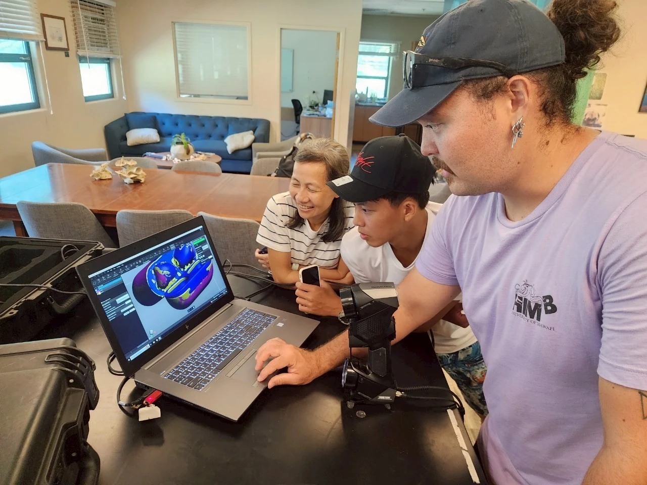 Benjamin and other participants learning from a three-dimensional model on a laptop